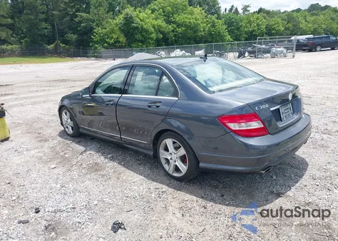 2011 Mercedes-Benz C 300 Luxury 4Matic/Sport 4Matic z USA, uszkodzony, nr VIN WDDGF8BB7BR146278